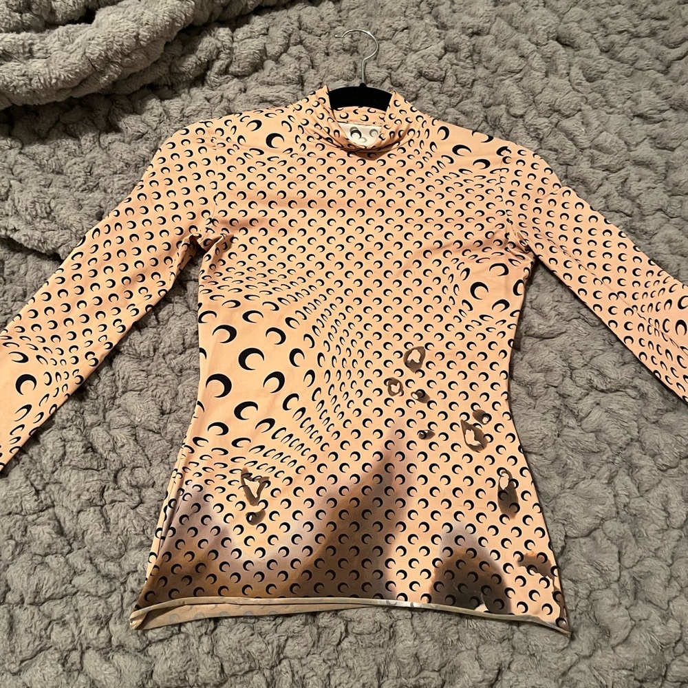 Fitted Moon Print Mock Neck Top
MARINE SERRE